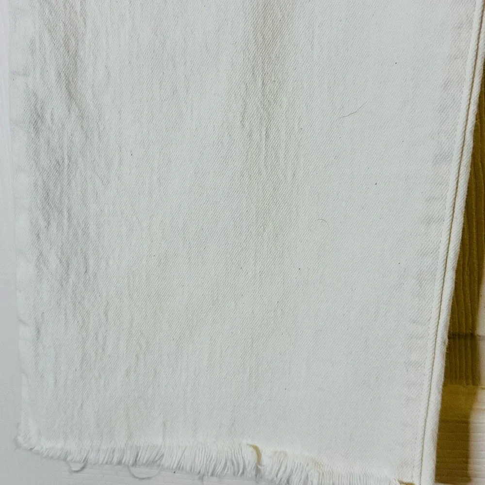 EUC Levi's Men's Classic White Jeans Size 32‎